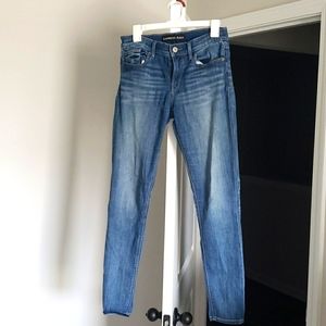 Size 6 midraise, light wash jeggings from Express.